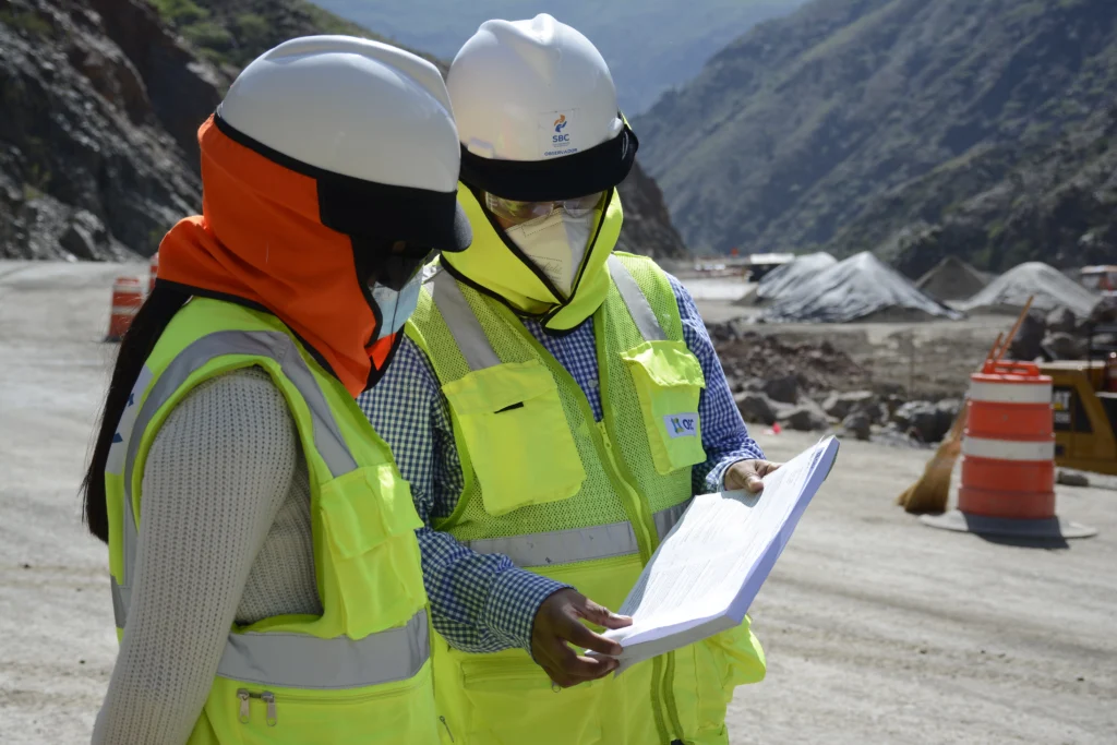 Compañeros de trabajo revisando planos largo